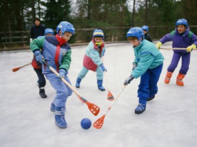 broomball attività invernale dei campi per bambini e ragazzi