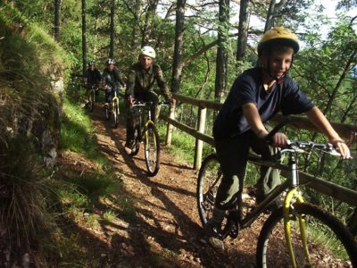 Ragazzi in mountain bike al summer camp